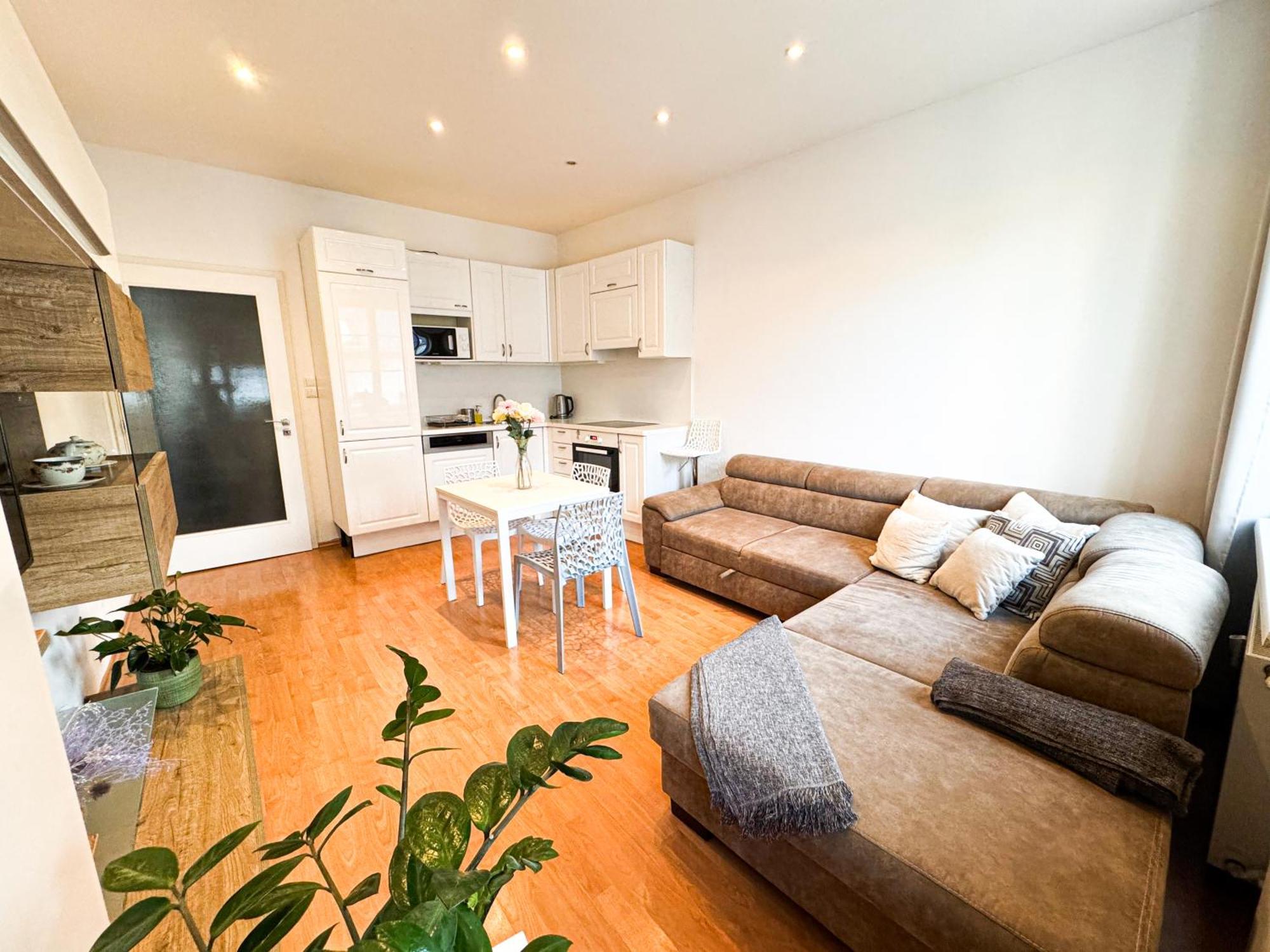 Gorgeous City Center Apartment In Bratislava With Free Parking Экстерьер фото